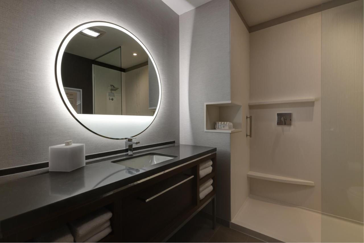 Courtyard By Marriott Iowa City University Heights Exteriör bild