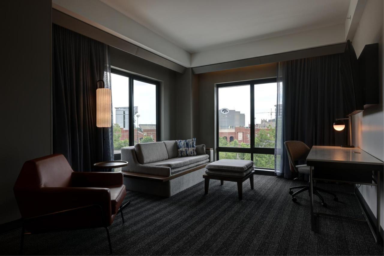 Courtyard By Marriott Iowa City University Heights Exteriör bild