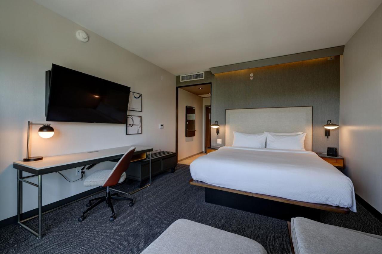 Courtyard By Marriott Iowa City University Heights Exteriör bild